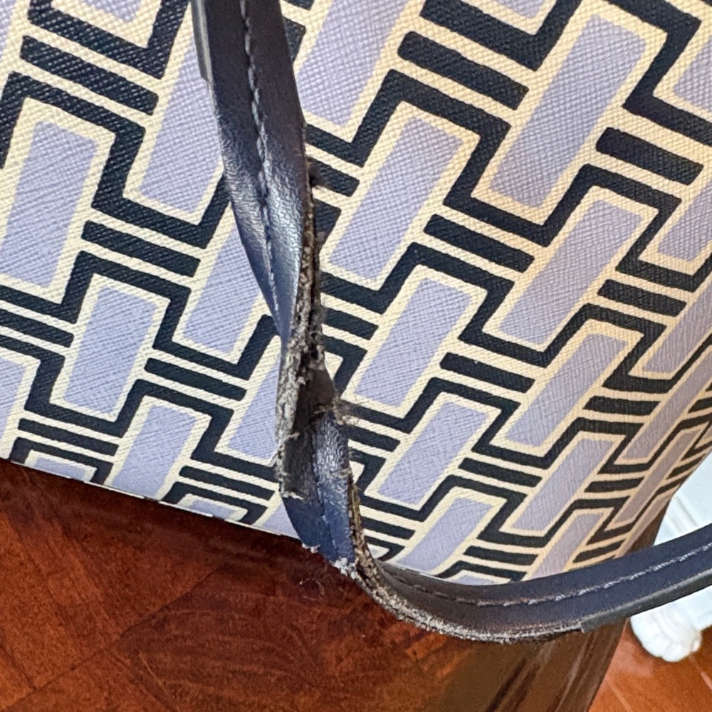 Kate Spade Stylish Geometric Patterned Tote Bag with matching wristlet - Picture 10 of 13